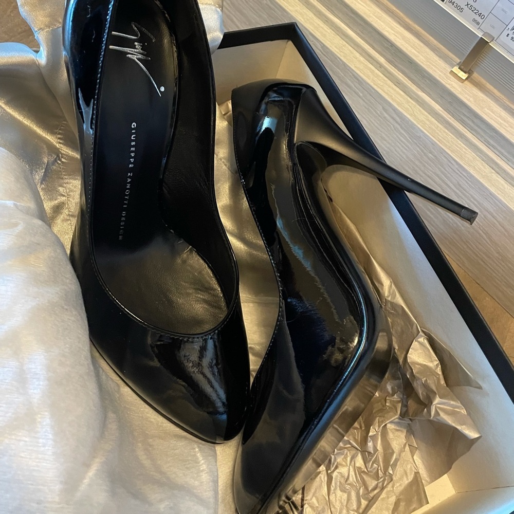 New Giuseppe Zanotti Black Patent Leather Pumps